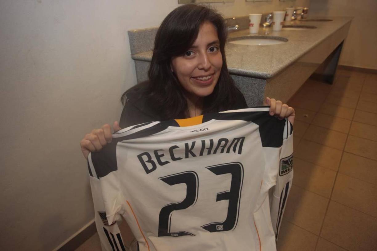 La afortunada chica se llama Ana Cerrato, quien conserva sin lavar la camisa que le regaló Beckham como un tesoro. ‘Fue inolvidable, no tiene explicación’, contó días después del suceso que vivió en el Nacional.