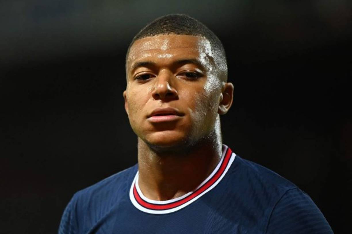 Mbappé salió de cambio con cara de pocos amigos.