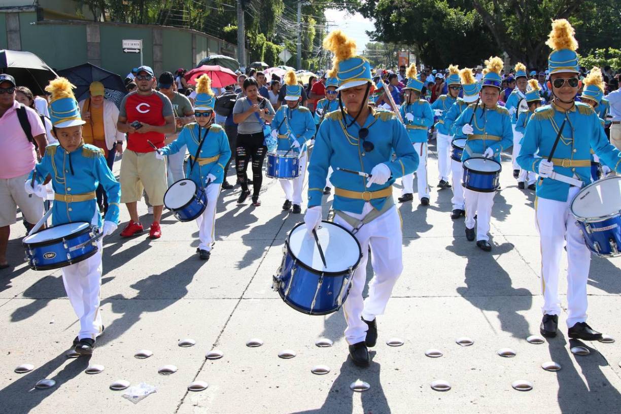 Las bandas de guerra son uno de los principales atractivos en los desfiles escolares. 