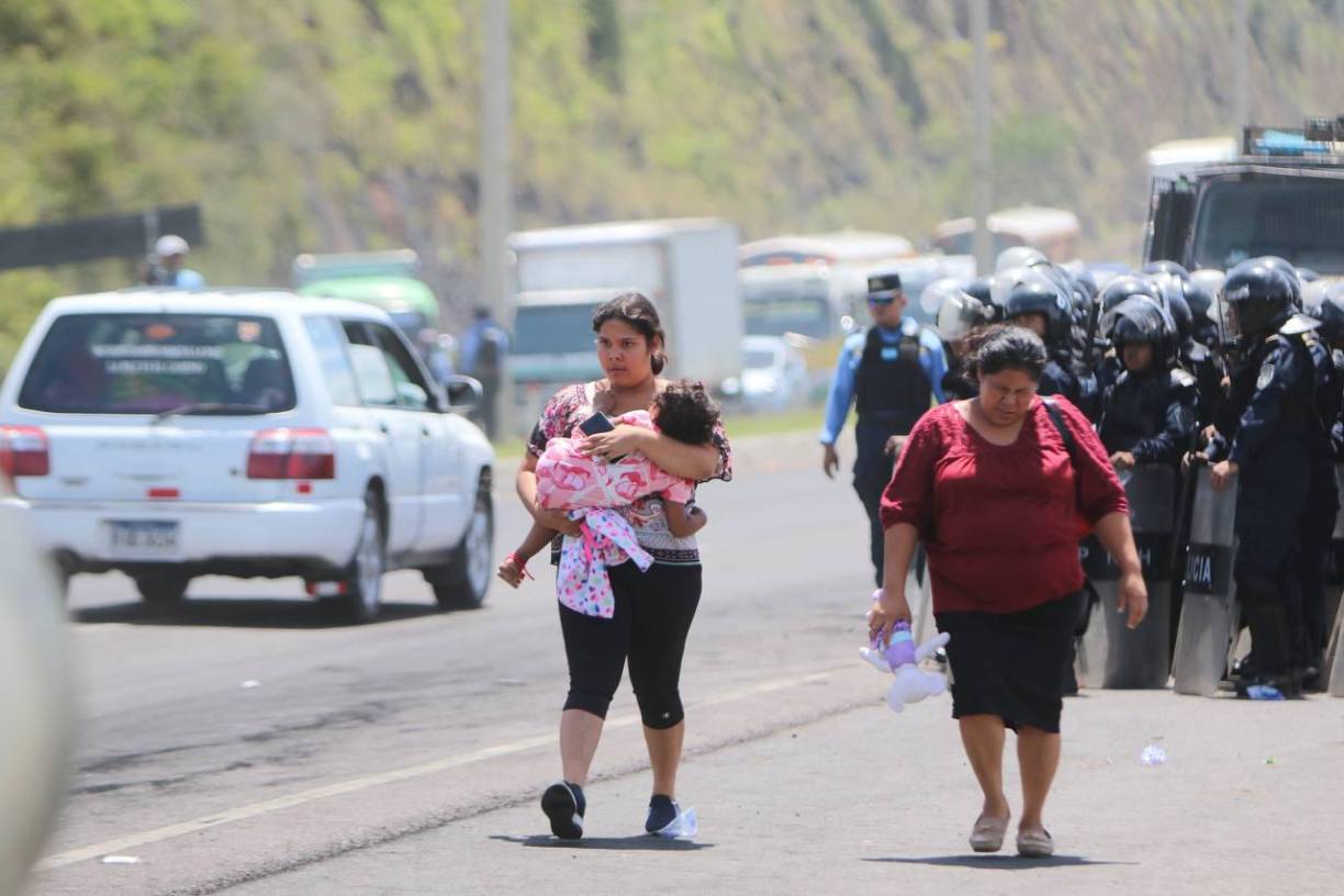 Berta Cáceres fue asesinada el 2 de marzo de 2016 a pesar de contar con medidas cautelares de la Comisión Interamericana de Derechos Humanos (CIDH) después de denunciar múltiples amenazas de muerte, por oponerse a la construcción de una hidroeléctrica sobre el río Gualcarque, que afectaría a los integrantes del pueblo lenca.