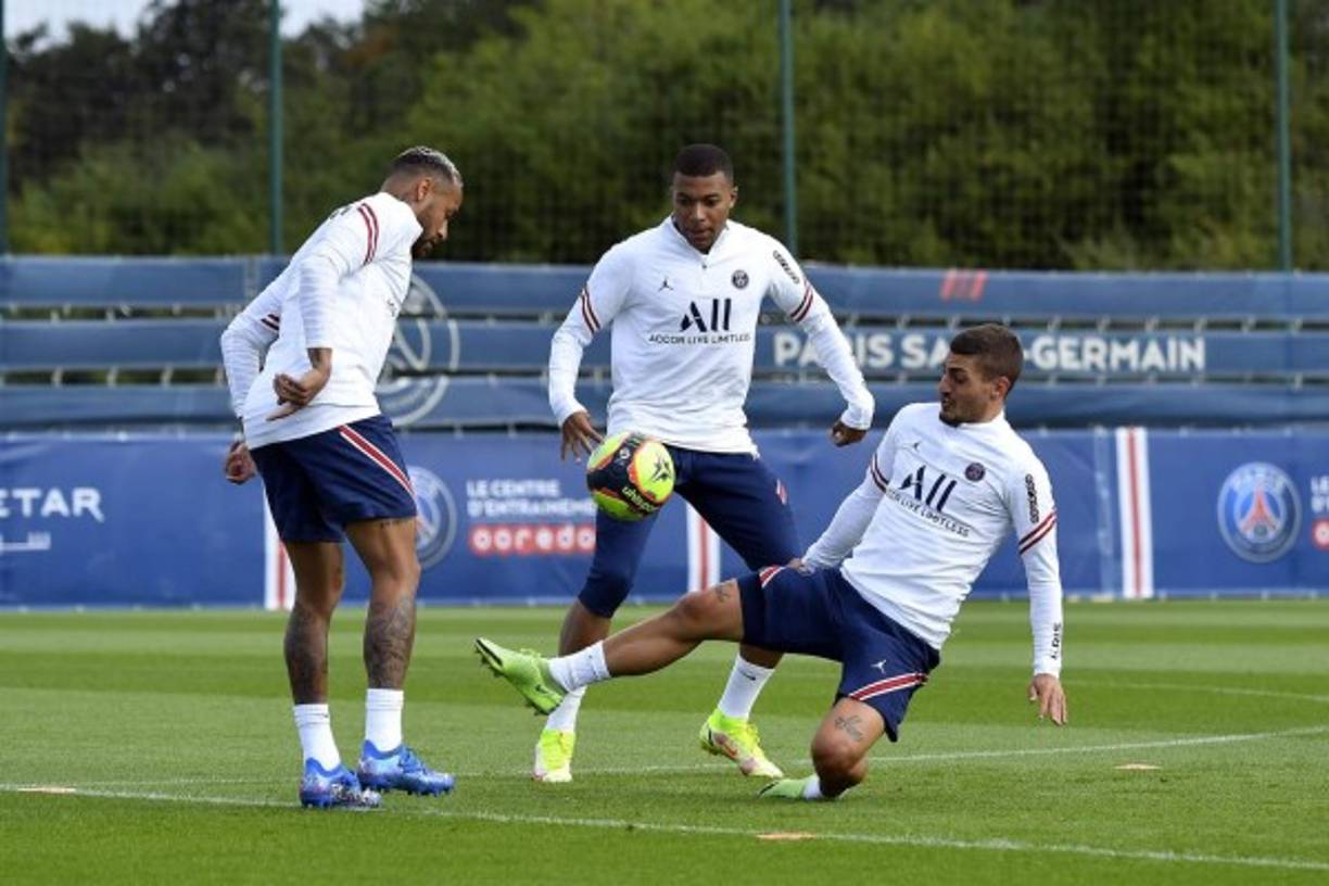 Marco Verratti intenta quitarle el balón a Neymar ante la mirada de Mbappé.