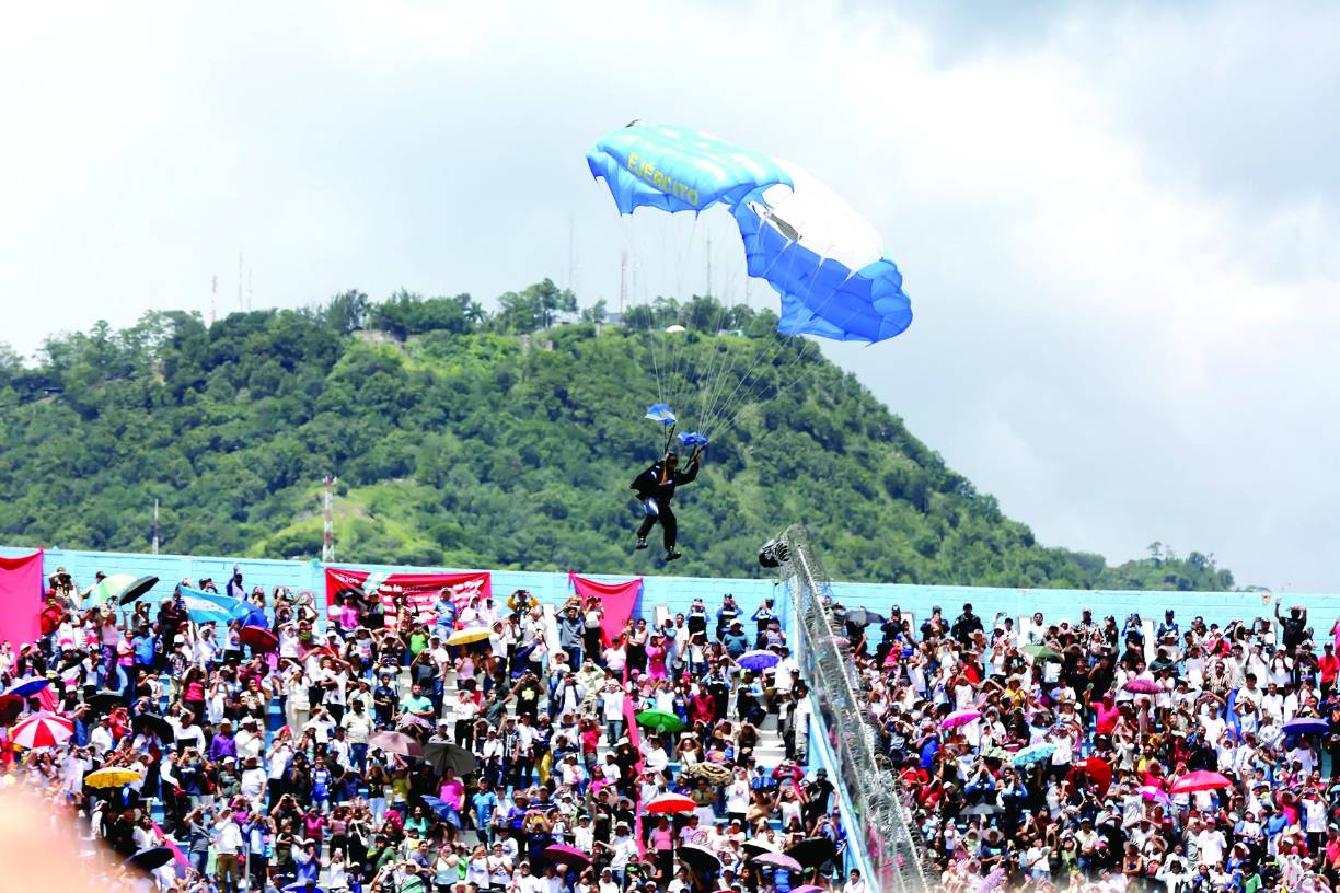 Tras el discurso de la presidenta Xiomara Castro, luego de las 12:30 meridiano, comenzaron los saltos desde los helicópteros Bell-412 de la Fuerza Aérea Hondureña (FAH).
