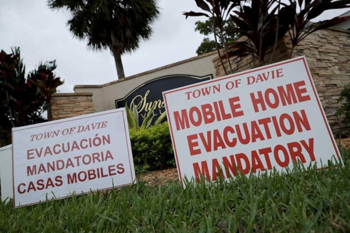 6.3 millones personas evacuadas en Florida<br/><br/>El huracán Irma, que se dirigía este sábado a la Florida donde se ordenó la evacuación de 6.3 millones personas, tocó tierra en Cuba horas antes, tras haber dejado al menos 25 muertos en el Caribe, ahora bajo la amenaza de otro huracán, José.