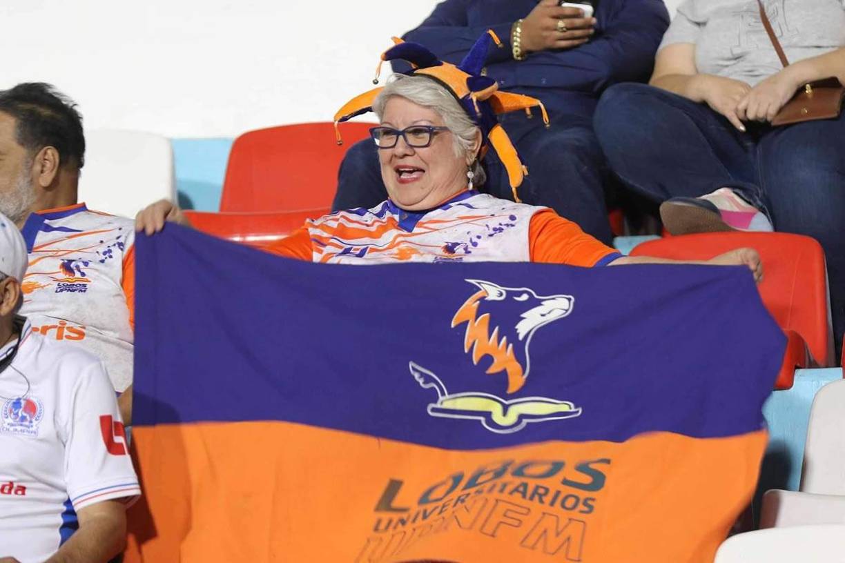 Los Lobos de la UPN contaron con el apoyo de esta fiel aficionada que asistió al Nacional bien identificada del equipo universitario.