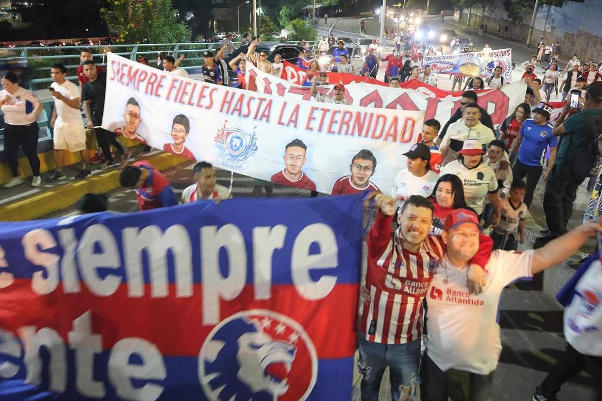 La Ultra Fiel le puso el color a la previa del partido Olimpia - Real España, en las afueras del estadio Nacional Chelato Uclés.