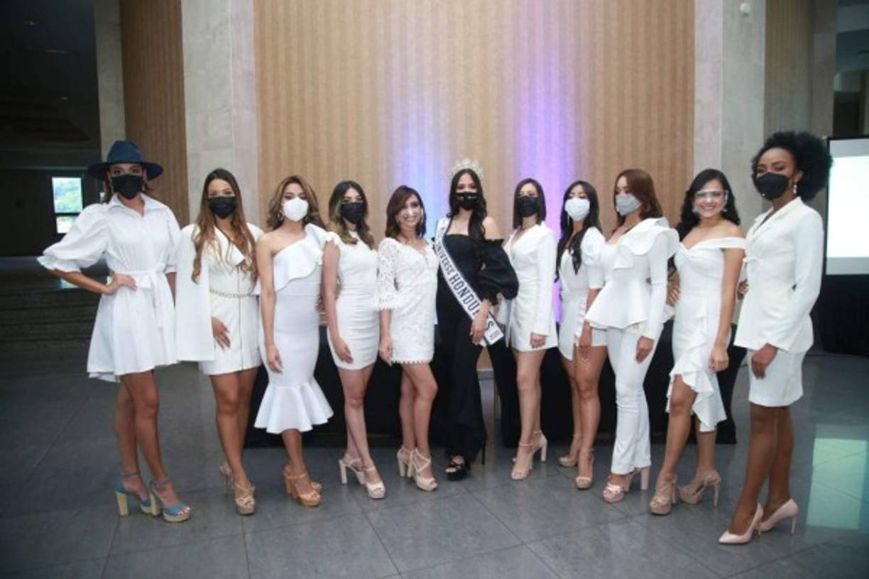 Ya se acerca el Miss Honduras Universo 2021, los directores de la organización Carimaxx, Bryan Espinoza, Carlos Rivera y Ricardo Caballero preparan una inolvidable noche llena de mucha belleza nacional.Como antesala en la capital del país , Tegucigalpa, se ofreció un cóctel de bienvenida y presentación a los medios de comunicación para que conocieran a parte de las participantes.<br/><br/>En la cita también estuvo presente la Miss Honduras 2020, Cecilia Rossell, quien en pocos días entregará la corona a la nueva reina de belleza, quien nos representará en el magno evento del Miss Universo.La presentación fue en el hotel Plaza Juan Carlos en Tegucigalpa respetando las medidas de bioseguridad. Bryan junto a Carlos compartieron con los medios algunos detalles para este importante concurso que se celebrará en la paradisíaca isla de Roatán en el hotel Infinity Bay Spa & Beach Resort, ubicado en West Bay.Las participantes aprovecharon la ocasión para presentarse y posar para las cámaras. Han sido meses de mucha preparación tanto para Carimaxx como para las misses, quienes se disputan la corona del Miss Honduras Universo 2021.<br/><br/>Foto: Las participantes al Miss Honduras Universo 2021 junto a la Miss Honduras 2020, Cecilia Rossell.