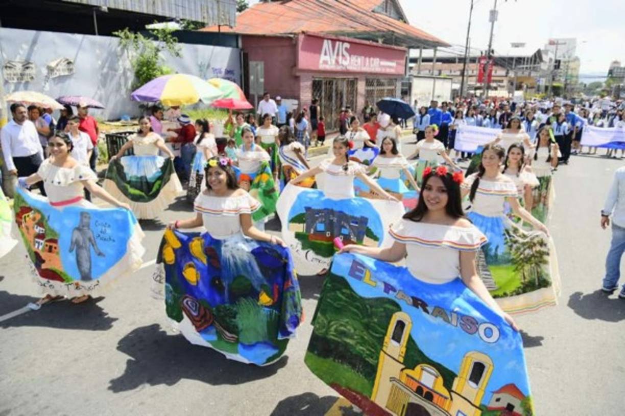Otro grupo de colegialas mostrando sus mejores galas.