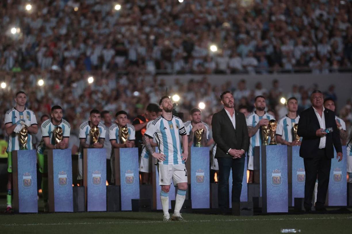 Lionel Messi observando emocionado en la pantalla del estadio Monumental un cortometraje del título mundial que ganó Argentina en Qatar.