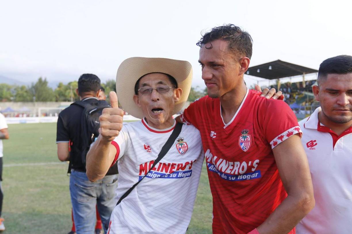 Masaaki Kawagishi, el japonés que acompaña siempre a Real Sociedad, celebró con un emocionado Diego Reyes.