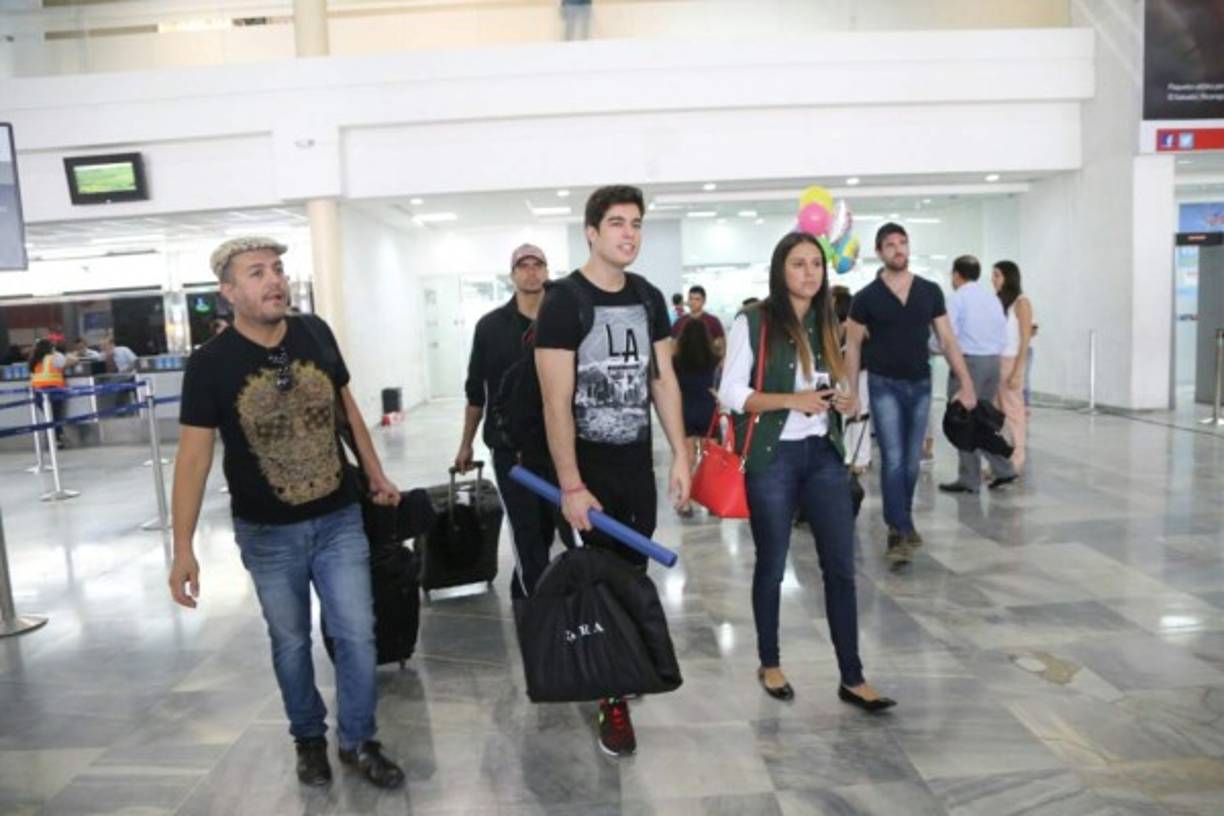 Las reconocidas personalidades llegaron con sus mánager al aeropuerto sampedrano.