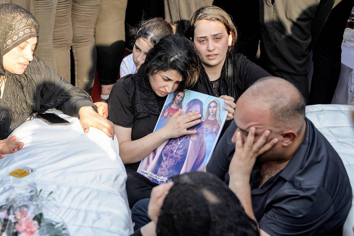 Una fuente de la administración local de Al Hamdaniya, al este de la ciudad de Mosul, dijo a EFE que centenares de personas acudieron a una misa en la iglesia Al Tahira Al Kubra en esa misma localidad.