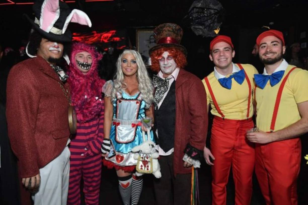 Adonis Adames, Arik Mazur, Jennifer Mazur, Kevin Mazur, Zach Mazur, y Eric Sweetapple se disfrazaron como los personajes de la reciente versión de Johnny Depp: Alicia en el país de las maravillas.