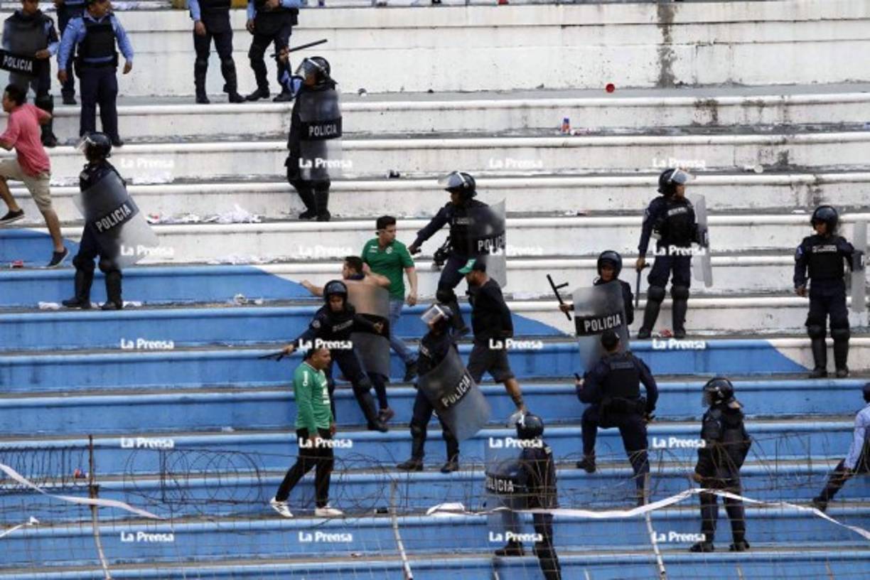 La Policía tuvo que intervenir para evitar que los disturbios pasaran a más.