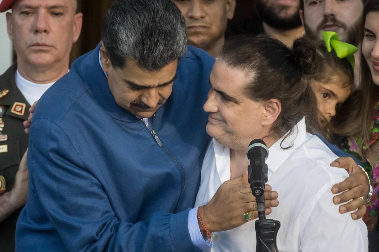 El empresario colombiano Alex Saab, liberado este miércoles por EE.UU., fue durante varios años colaborador del presidente de Venezuela, Nicolás Maduro, relación por la que fue acusado en Washington de ser “testaferro” del Gobierno venezolano que hoy lo recibió con júbilo.