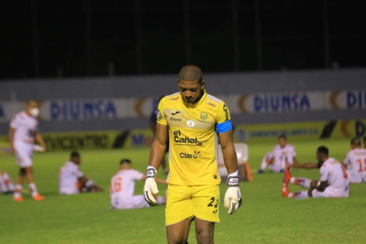 Tristeza. Luis 'Buba' López, cabizbajo al final del partido tras la derrota del Real España. Foto Melvin Cubas