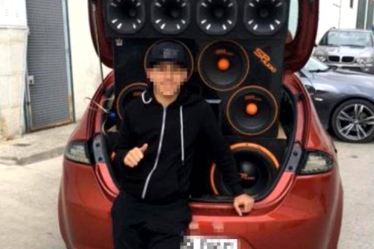 La Policía Nacional le ha detenido junto a otros cuatro jóvenes, y en parte gracias a que en sus redes sociales alardeaba de coches de alta gama, una mansión, joyas de lujo y dinero.