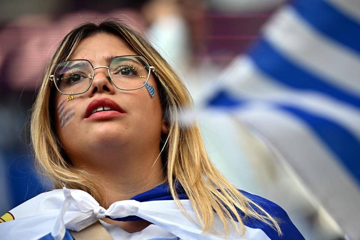 Una aficionada uruguaya, muy pendiente del partido de su selección ante Corea del Sur.
