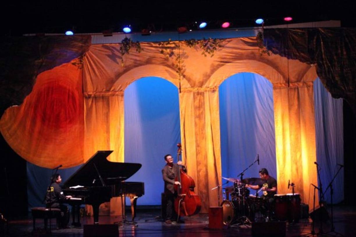 Triptico Jazzgroup fue parte de la noche de música y artistas fusionando notas del piano, contrabajo y la batería. Fotos: Andro Rodríguez.