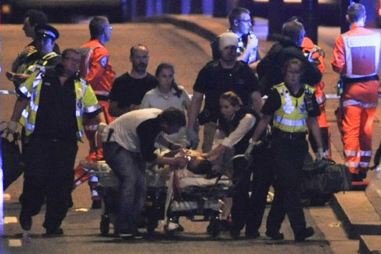 Escenas de pánico y terror se vivieron anoche en una popular y concurrida zona de bares en Londres, luego de que tres yihadistas acuchillaran a decenas de personas, dejando 7 muertos y al menos 20 heridos en el segundo atentado que golpea al Reino Unido en menos de dos semanas.