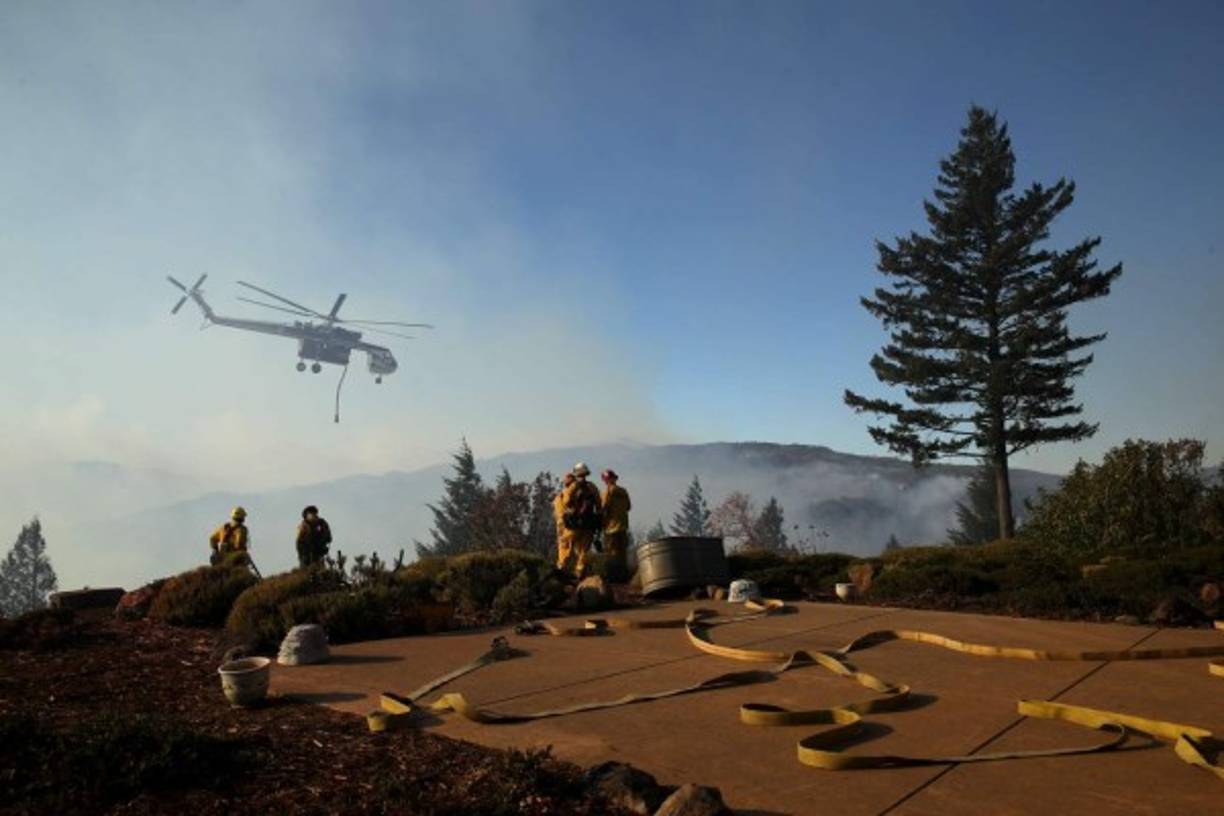 Decenas de miles de personas ya se han visto obligadas a abandonar sus hogares en la zona, y se registraron grandes cortes de energía. Muchas escuelas en el condado de Sonoma cerraron hasta el viernes.