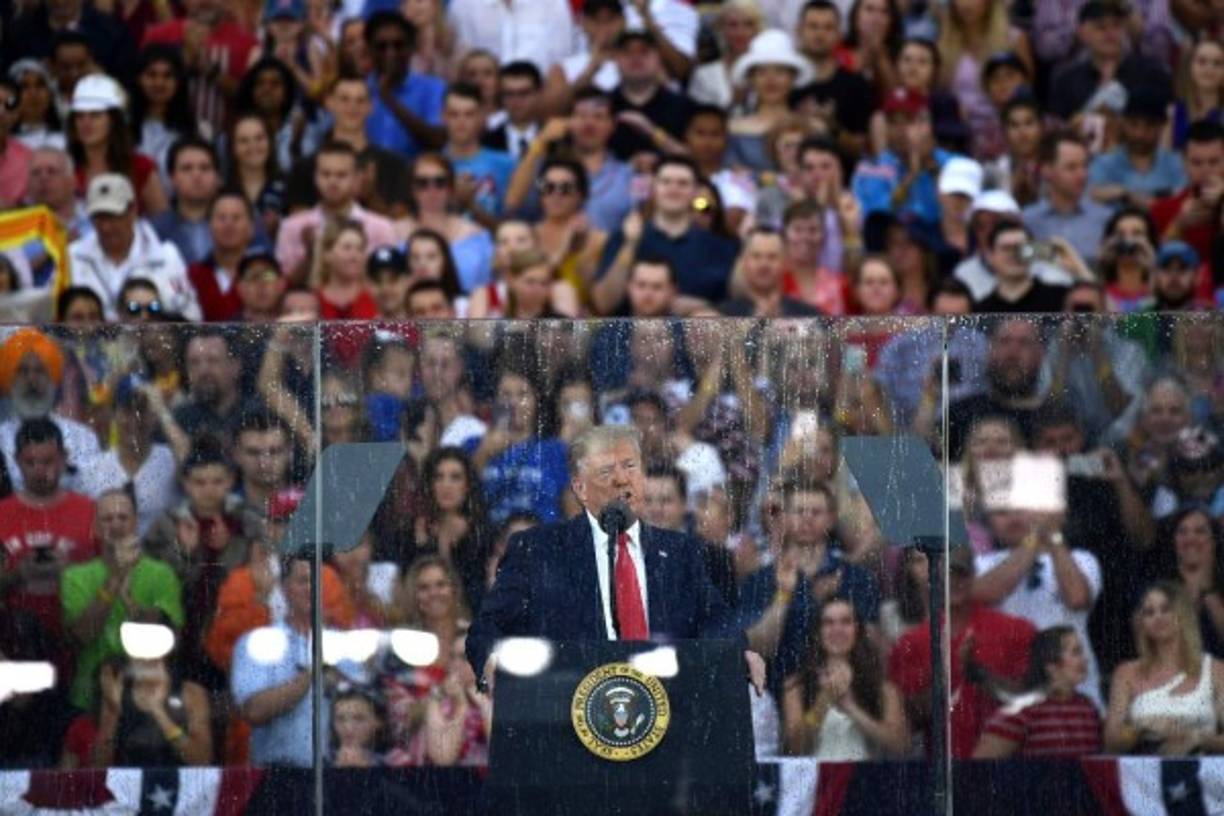 Trump inició luego el 'Saludo a Estados Unidos' detrás de un vidrio a prueba de balas en la explanada del monumento a Lincoln.