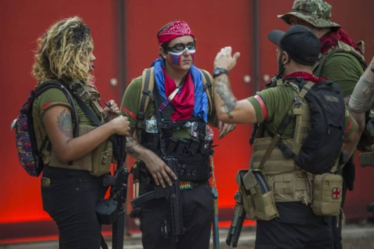 Los civiles armados causaron momentos de tensión entre los manifestantes durante la protesta contra Trump.<br/>