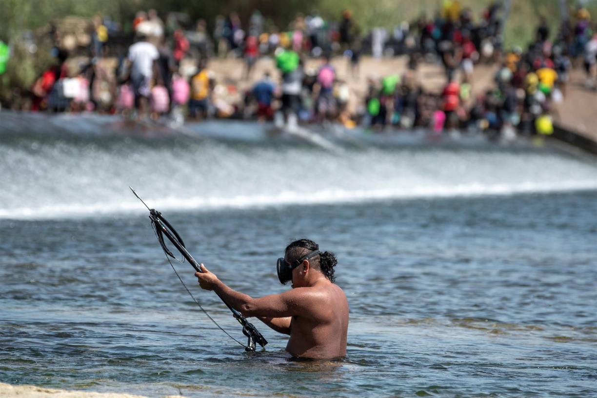 En un comunicado, el Departamento de Seguridad Nacional (DHS, en sus siglas en inglés) explicó su estrategia “para acelerar el ritmo y aumentar la capacidad de los vuelos de expulsión a Haití y otros destinos en el hemisferio dentro de las próximas 72 horas”.