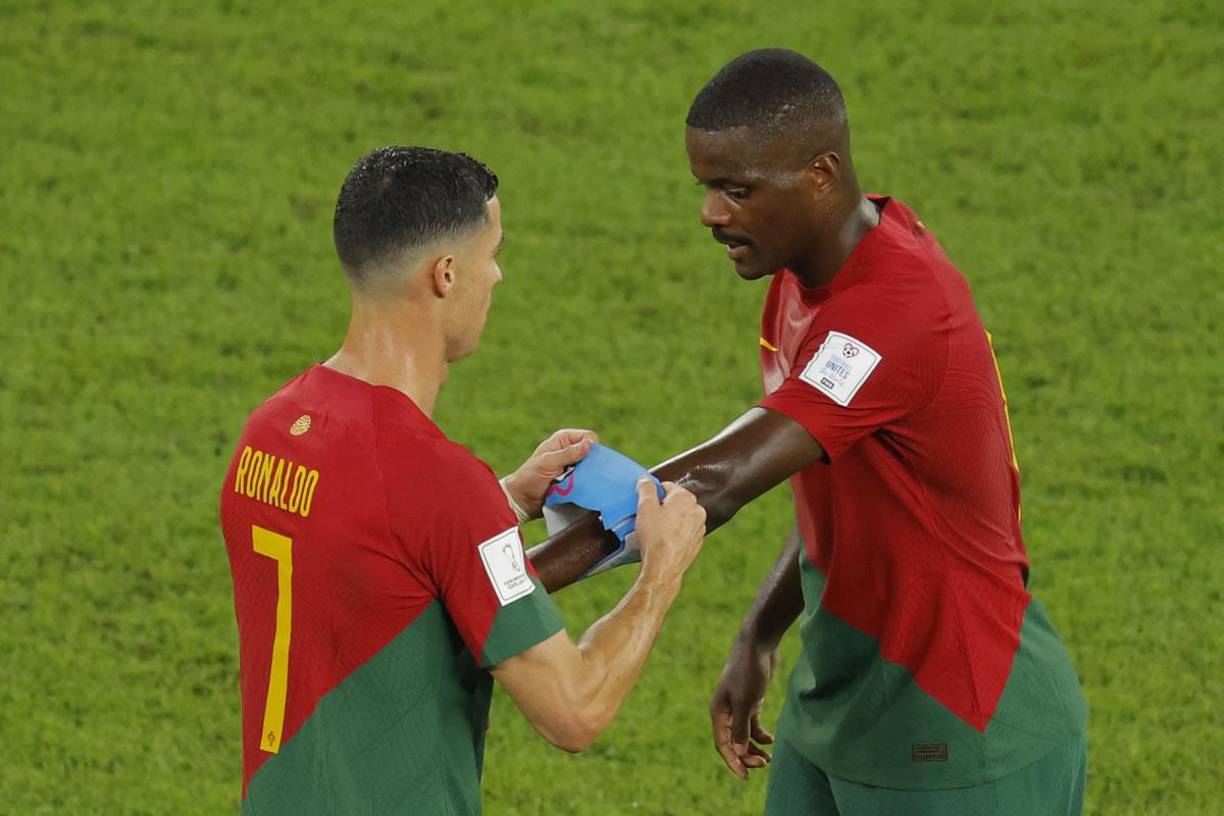 Cristiano Ronaldo salió de cambio y le dio el gafete de capitán a William Carvalho.