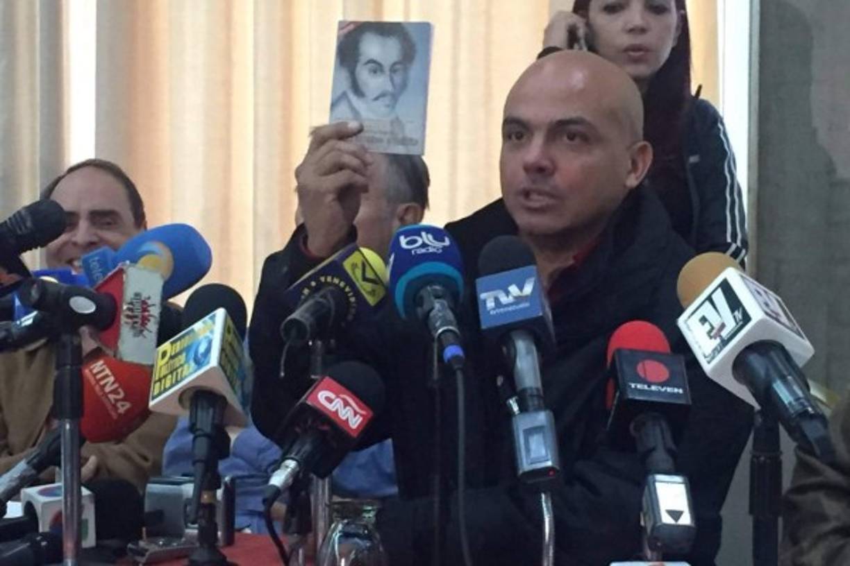 El mayor general retirado Cliver Alcalá Cordones informó hoy que se entregará a las autoridades colombianas luego de que el departamento de Justicia de los Estados Unidos ofreciera también 10 millones de dólares por su cabeza.