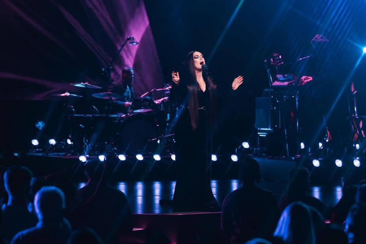 Como parte de su residencia en Las Vegas, Adele ha vivido mágicos momentos y unos no tanto, por ejemplo, en julio pidió a su audiencia que no lanzaran objetos al escenario, en respuesta a una nueva moda que generó incidentes cuando los fans arrojaron objetos a artistas como Bebe Rexha.