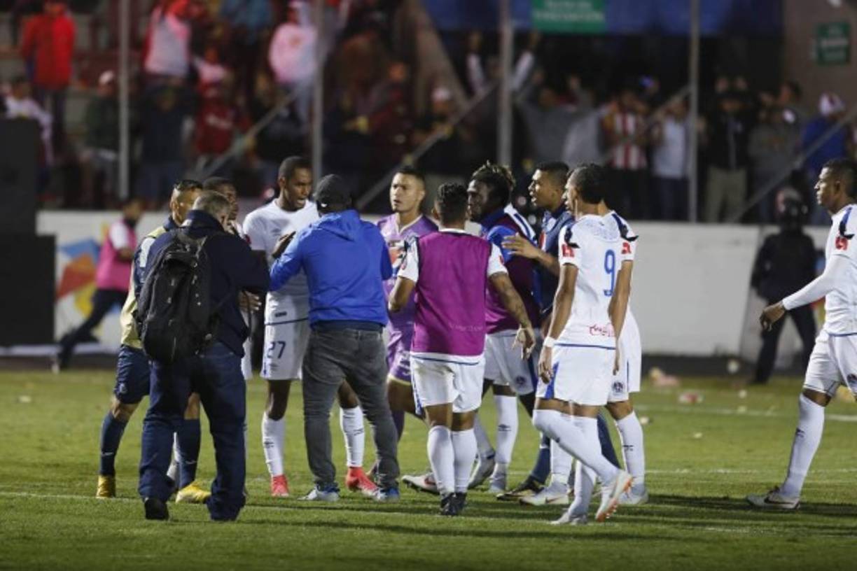 Tras el pitazo final del partido, Jerry Bengtson reaccionó muy molesto. En la imagen discute con Wilmer Crisanto, quien no fue uniformado por el Motagua.