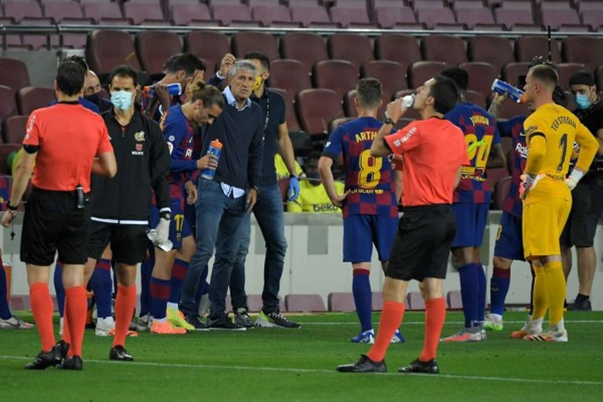 Los jugadores del Barcelona se hidratan durante un momento en el partido.