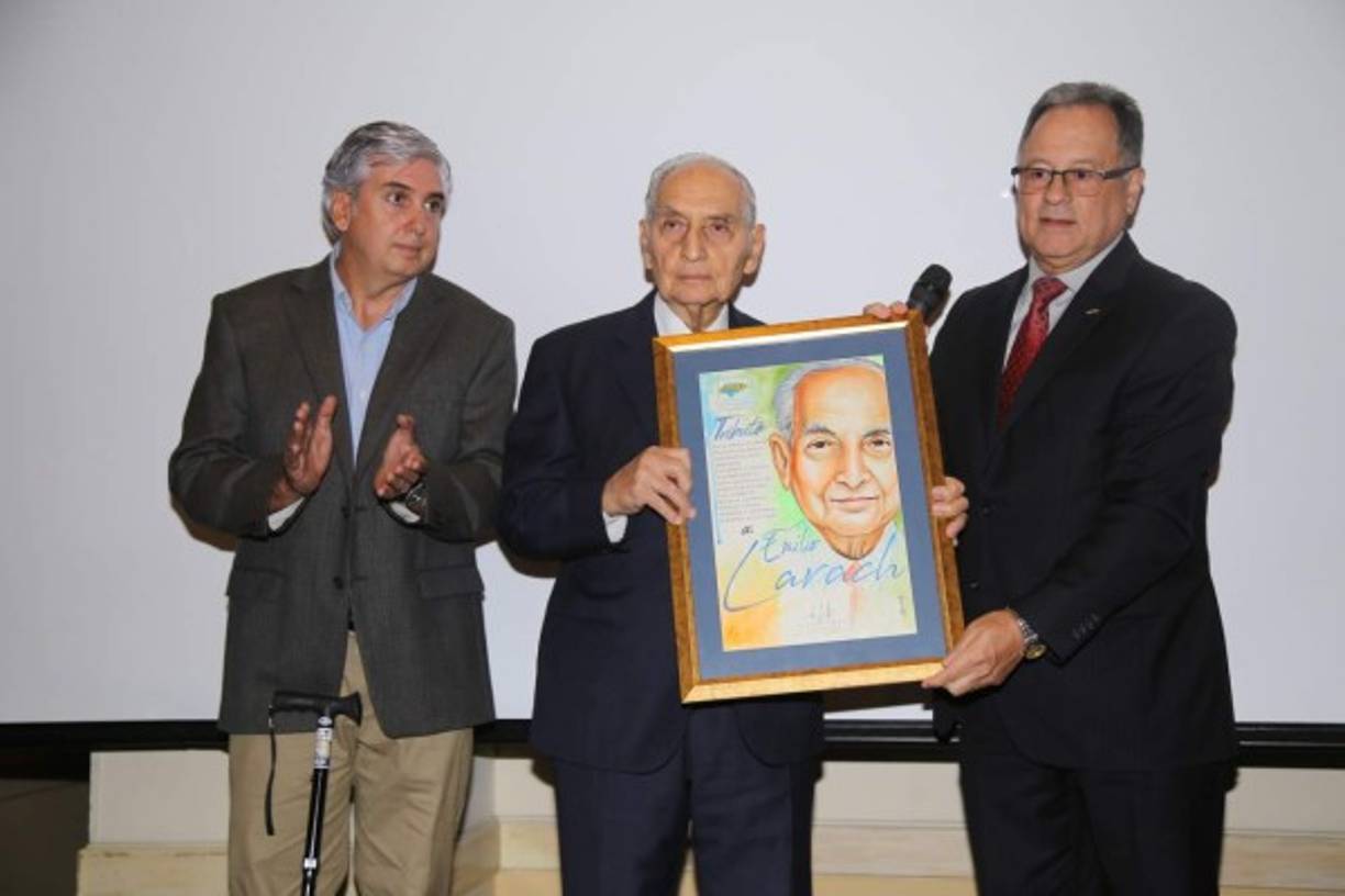 El Cohep destacó la trayectoria del empresario hondureño Emilio Larach, presidente de Larach y Compañía, quien estuvo acompañado de Enrique Lardizábal, esposo de Juanita Larach, hija del homenajeado. <br/><br/>Don Emilio Larach es un prominente empresario comprometido con el cuidado del medio ambiente.