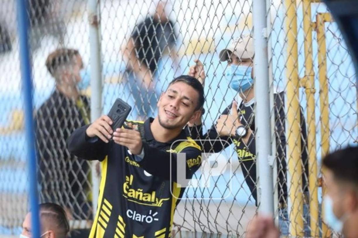 El jugador aurinegro Mayron Flores se toma una selfie con un aficionado.
