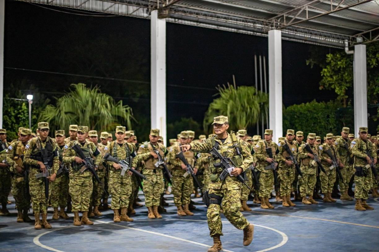 “Desde esta madrugada, establecimos un cerco de seguridad alrededor del municipio de Nueva Concepción, Chalatenango, con más de 5,000 elementos de la @FUERZARMADASV (Ejército) y 500 de la @PNCSV (Policía), en búsqueda de los responsables del homicidio y toda la estructura de pandilleros y colaboradores que aún se esconden en ese lugar”, indicó.