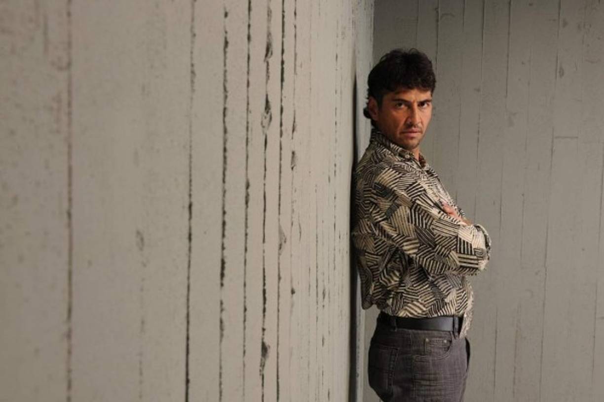 El Gato” Fierros (Gabriel Porras). Abusó de Teresa e intentó asesinarla. Ella se le escapó. Fue por ella a España y a este “gato” no le alcanzaron las vidas porque Teresa lo aniquila sin piedad.