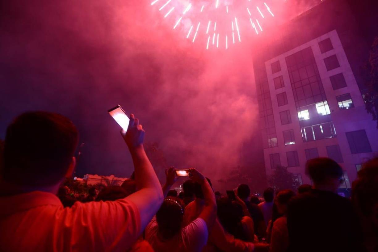 Por media hora las luces iluminaron el cielo, ante la mirada asombrada de los presentes que capturaron el momento con sus celulares.