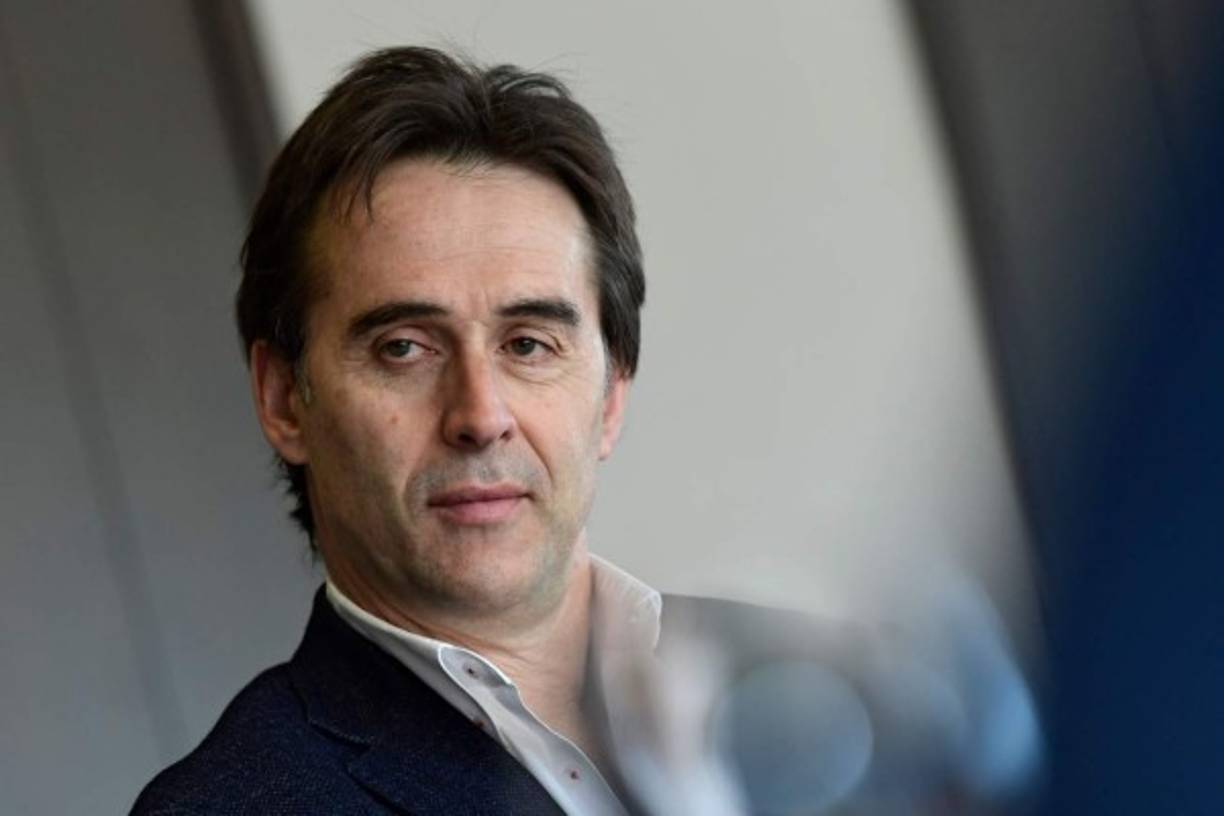 Parents of two-year-old Julen Rosello hug in Totalan, southern Spain, on January 24, 2019. - Miners were lowered on a cage to rescue two-year-old Julen Rosello who fell down a narrow shaft on January 13 as he was playing while his parents prepared a picnic in Totalan. (Photo by JORGE GUERRERO / AFP)