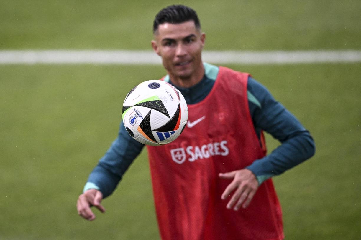 De acuerdo a la información de la revista, si Ronaldo decide en algún momento separarse de Rodríguez, deberá pagarle una pensión de 100 mil euros al mes.