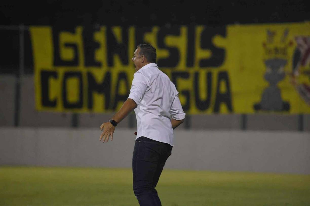 ‘La Tota‘ Medina vivió con intensidad el partido a pie de campo contra el Génesis de Comayagua.
