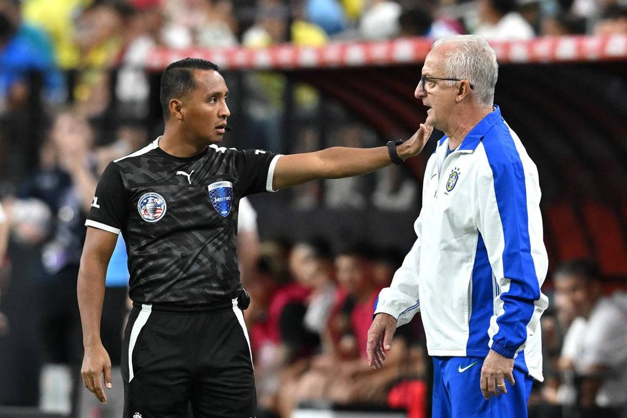 El salvadoreño Iván Barton fue el cuarto árbitro del juego Uruguay-Brasil y tuvo una pelea con el seleccionador brasileño Dorival Júnior.