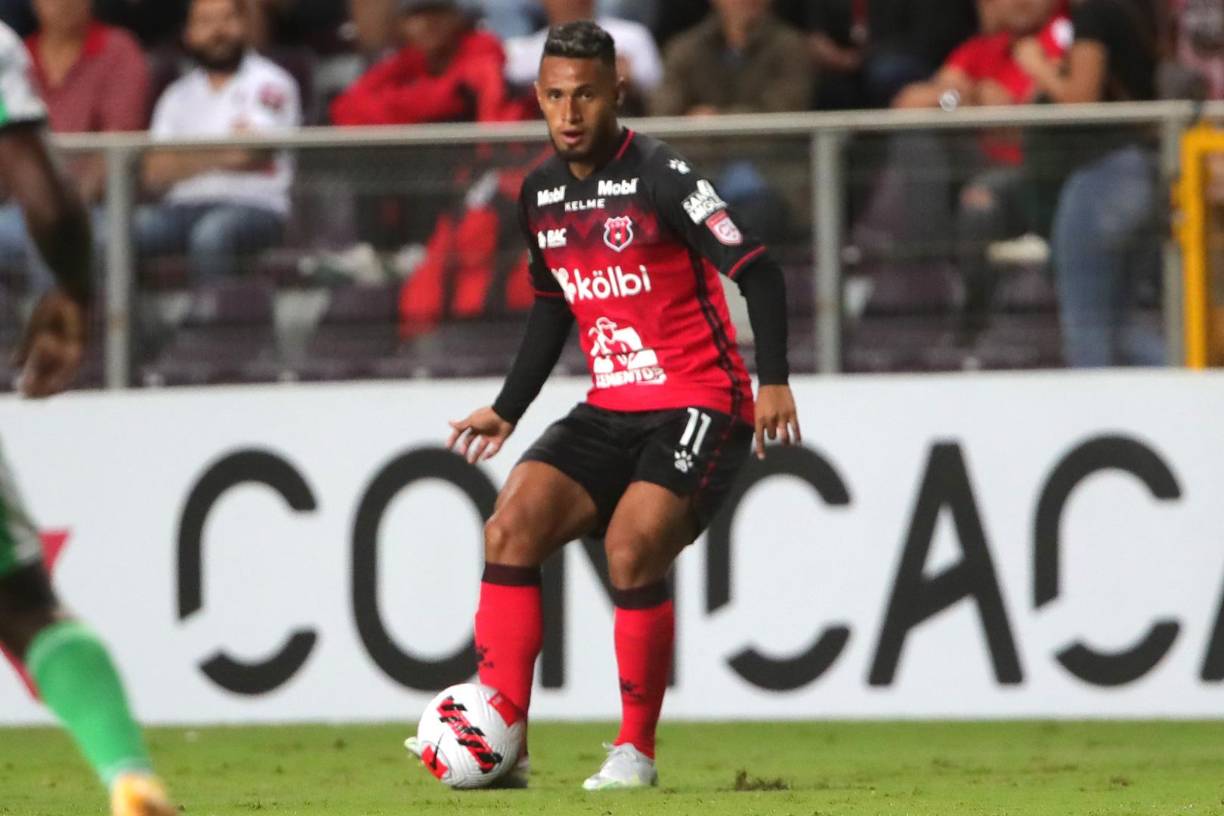 Alex López - El mediocampista hondureño mostró por qué se mantiene como uno de los mejores de la región de Centroamérica, con un gol y una recuperación, guiando el triunfo de 5-0 del Alajuelense contra Alianza de Panamá.