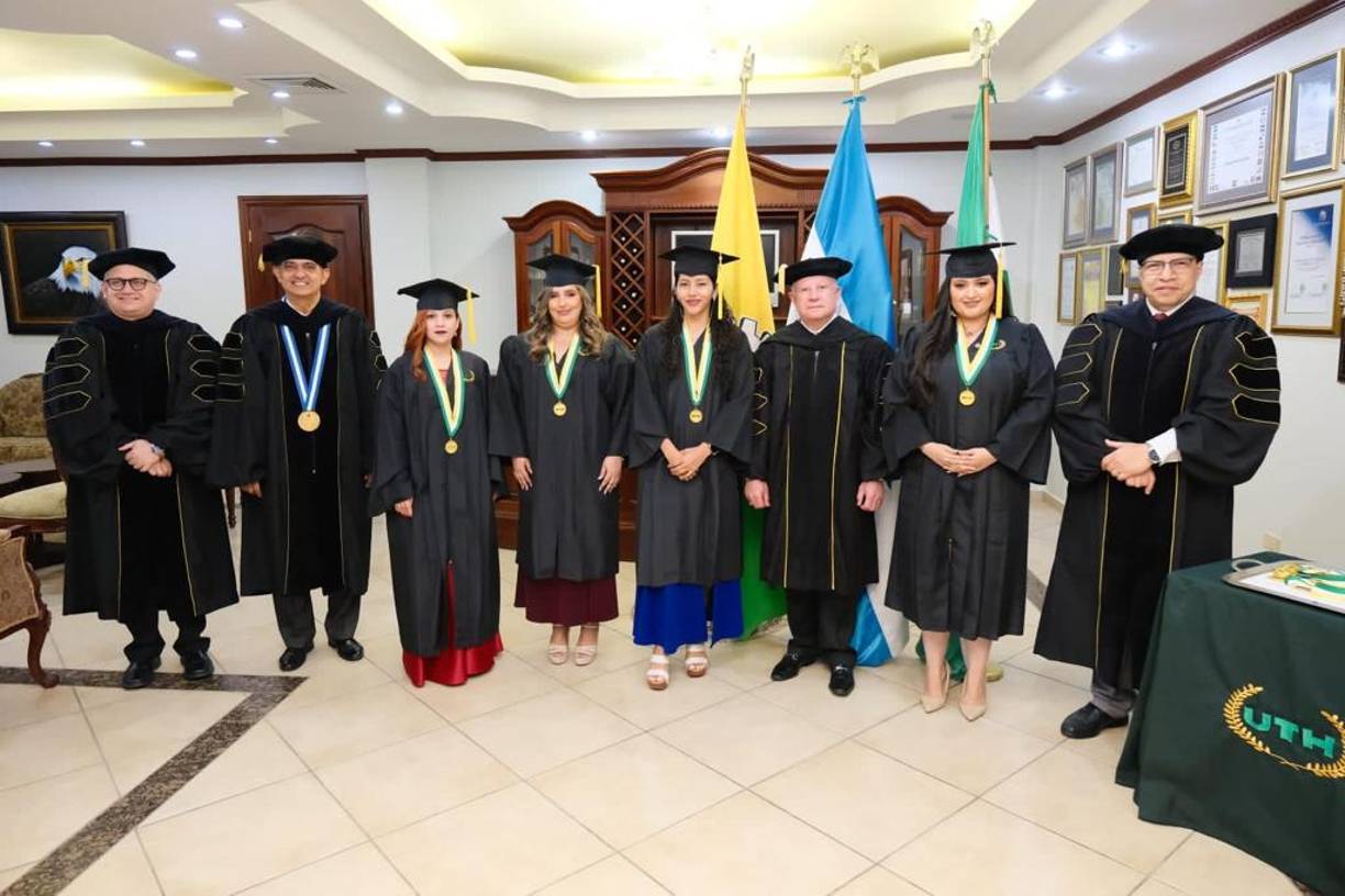 La Universidad Tecnológica de Honduras (UTH) el viernes 23 de junio graduó a más de 200 talentosos estudiantes provenientes de diversas disciplinas, entre licenciaturas, ingenierías y maestrías. 