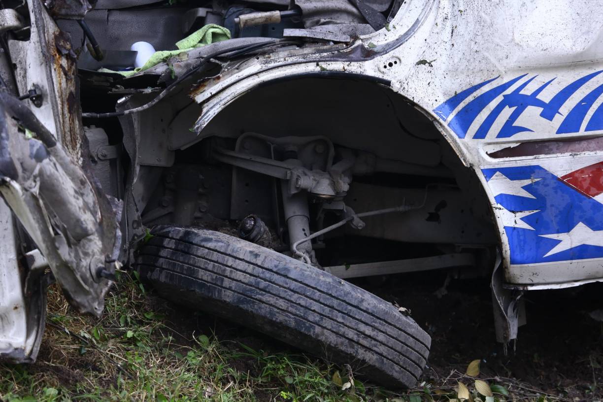 El cuerpo del conductor quedó atrapado entre el amasijo de hierro.