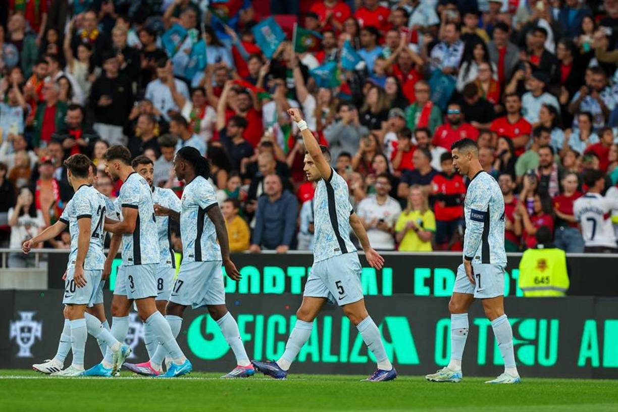 El partido se puso rápidamente de cara para los portugueses. Dalot se coló en el área, recibió un balón de Bruno Fernandes y lo mandó a las redes.
