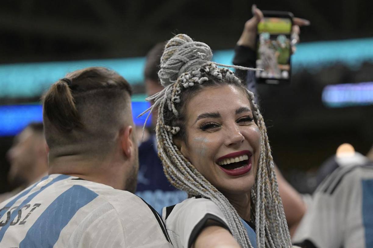 Aficionados argentinos celebrando la clasificación a las semifinales del Mundial de Qatar 2022.