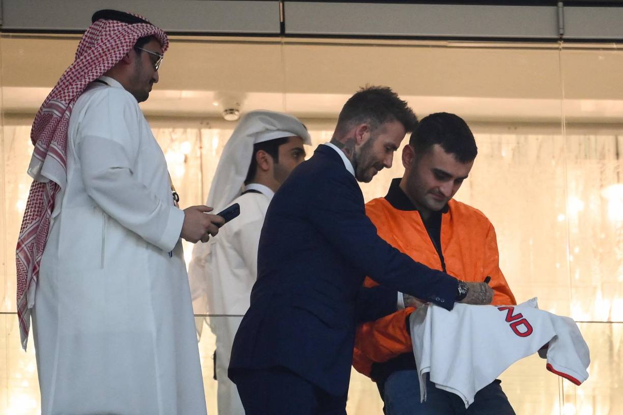  En el recinto firmó un autógrafo a un aficionado presente en su zona.