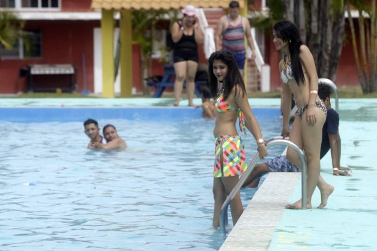 Estas jóvenes capitalinas disfrutan el momento de relajamiento.