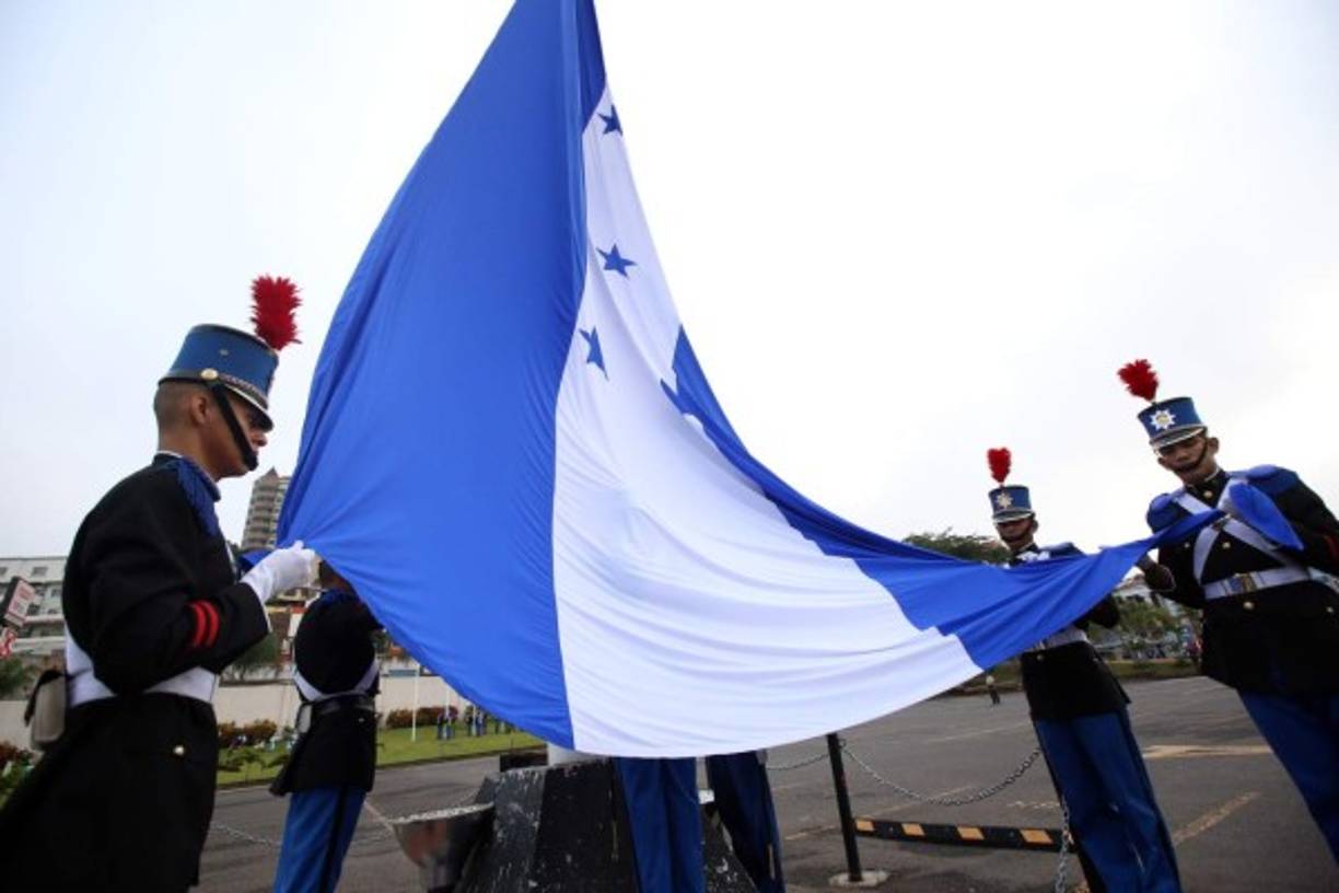 Momento en el que se doblaba la Bandera Nacional de Honduras.