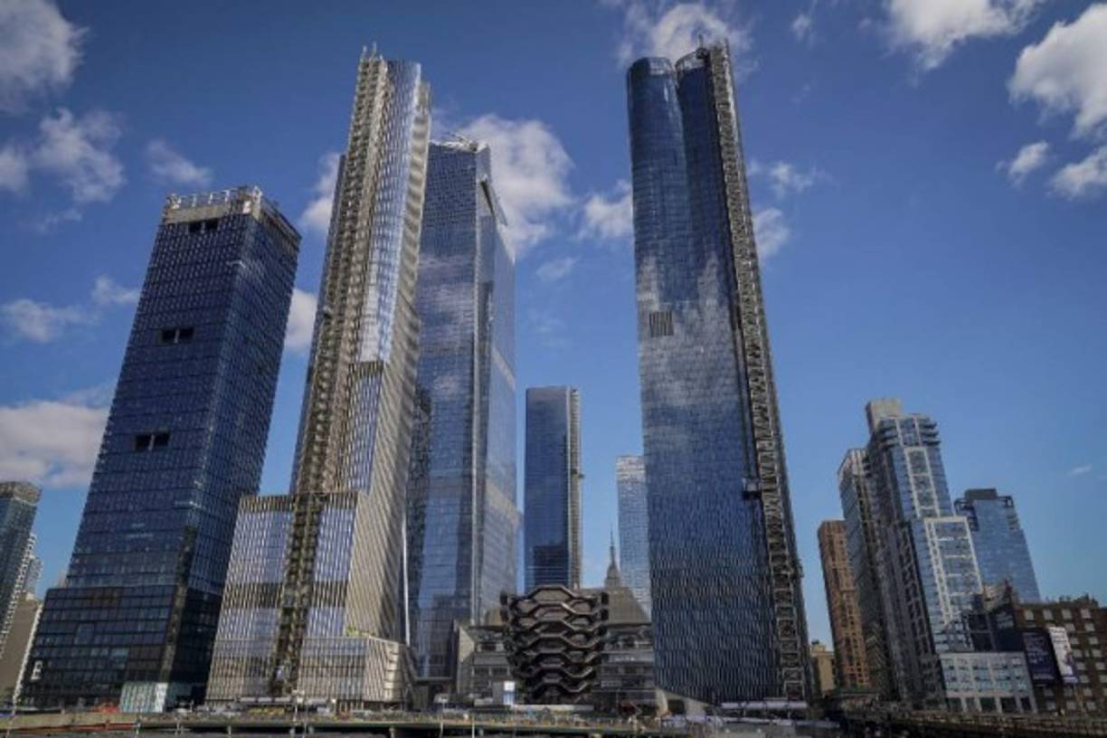 Los primeros habitantes del nuevo barrio, construido en un antiguo depósito ferroviario, se instalarán este fin de semana en sus lujosos apartamentos cuyos precios ascienden hasta los 30 millones de dólares, mientras el alquiler de un piso de un dormitorio supera los 5,000 dólares mensuales.